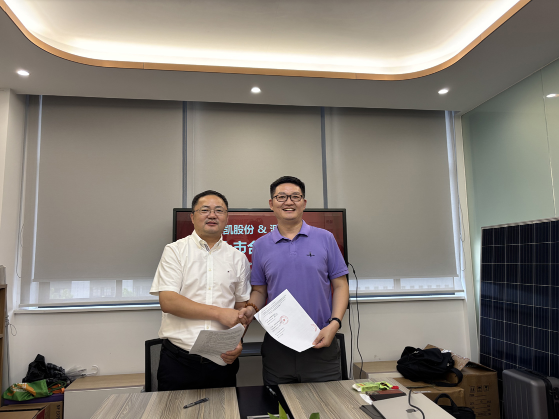 上市签约2.jpg